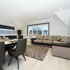 Bournemouth Oasis: Newly Renovated Smart Apartment Poole